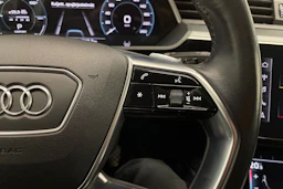 Harmaa Audi e-tron 2021 kuva 27.