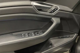 Harmaa Audi e-tron 2021 kuva 28.