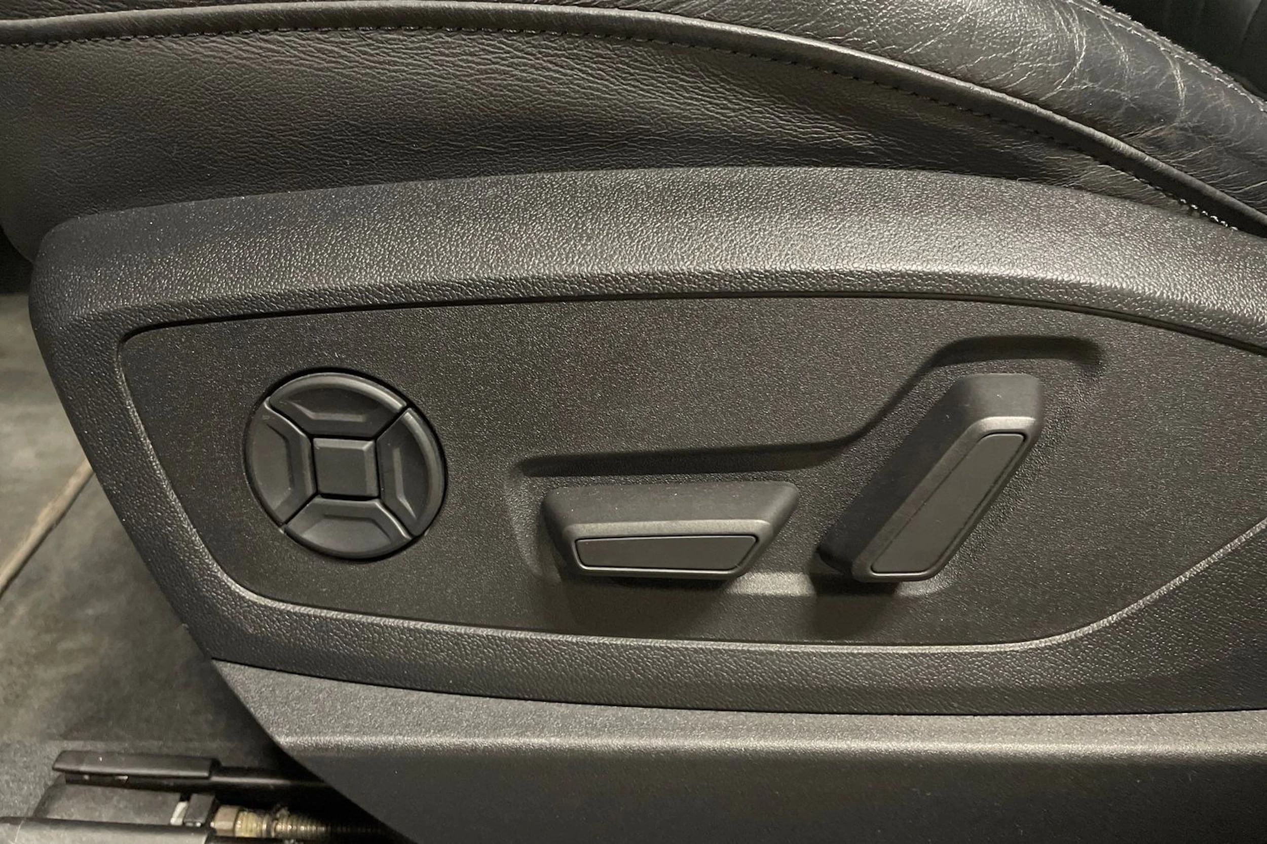 Harmaa Audi e-tron 2021 kuva 29.