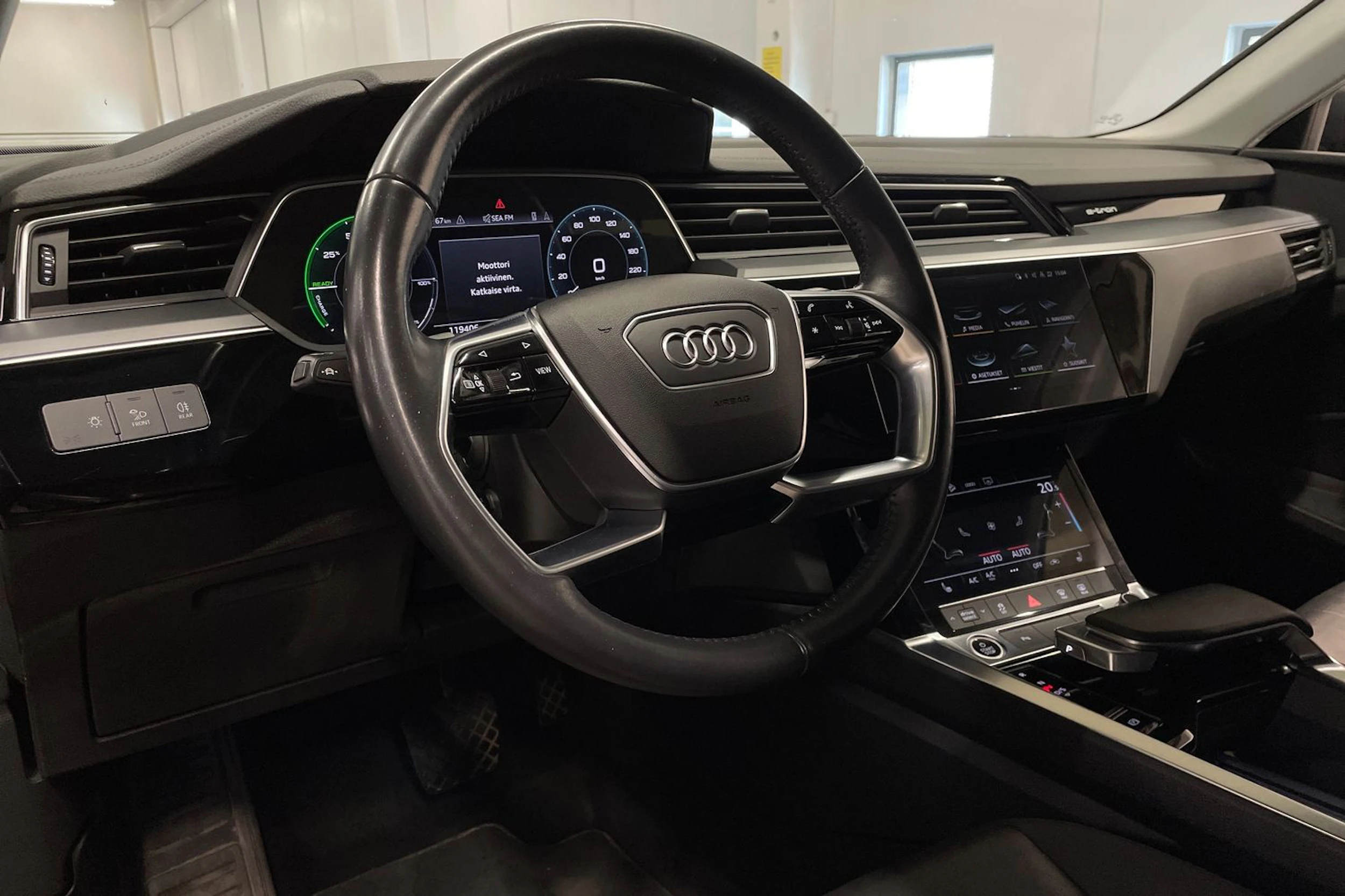Harmaa Audi e-tron 2021 kuva 30.