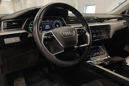 Harmaa Audi e-tron 2021 kuva 30.