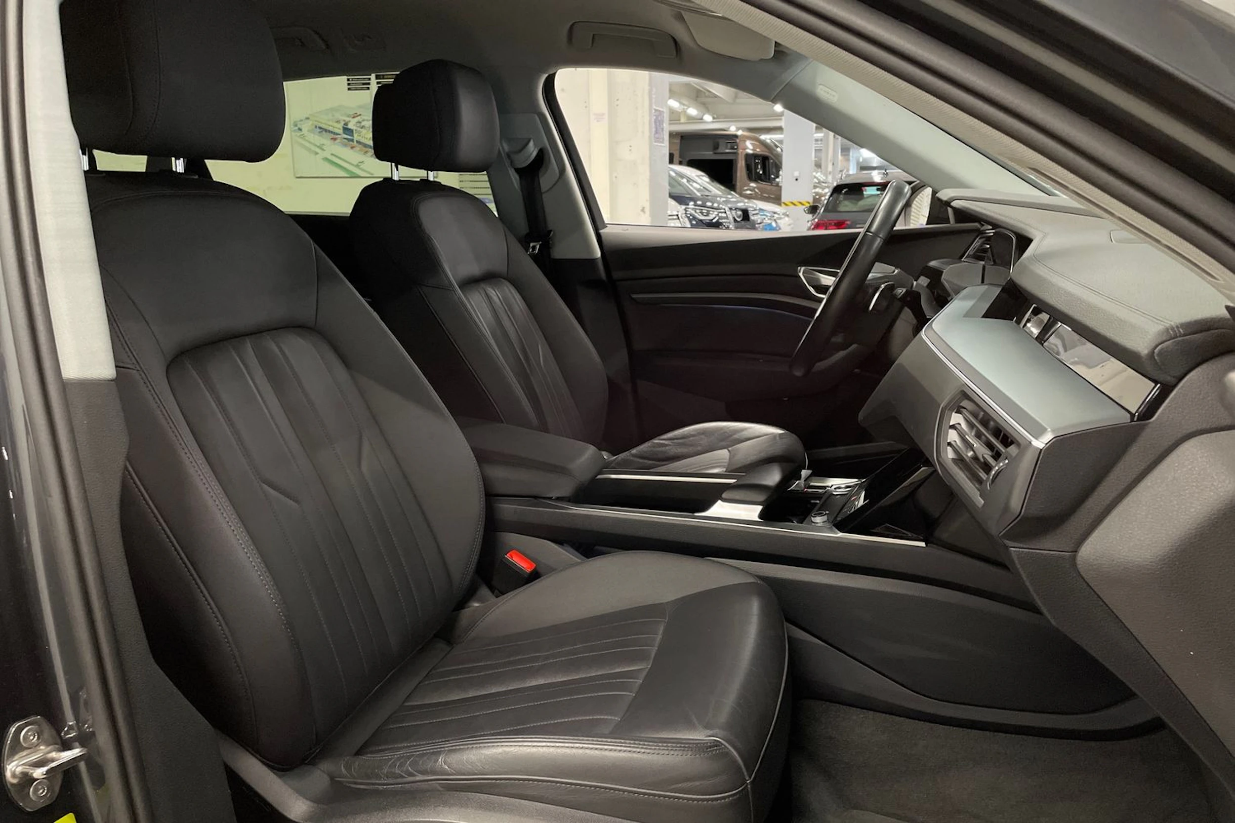 Harmaa Audi e-tron 2021 kuva 31.