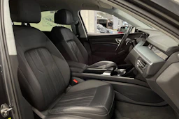 Harmaa Audi e-tron 2021 kuva 31.