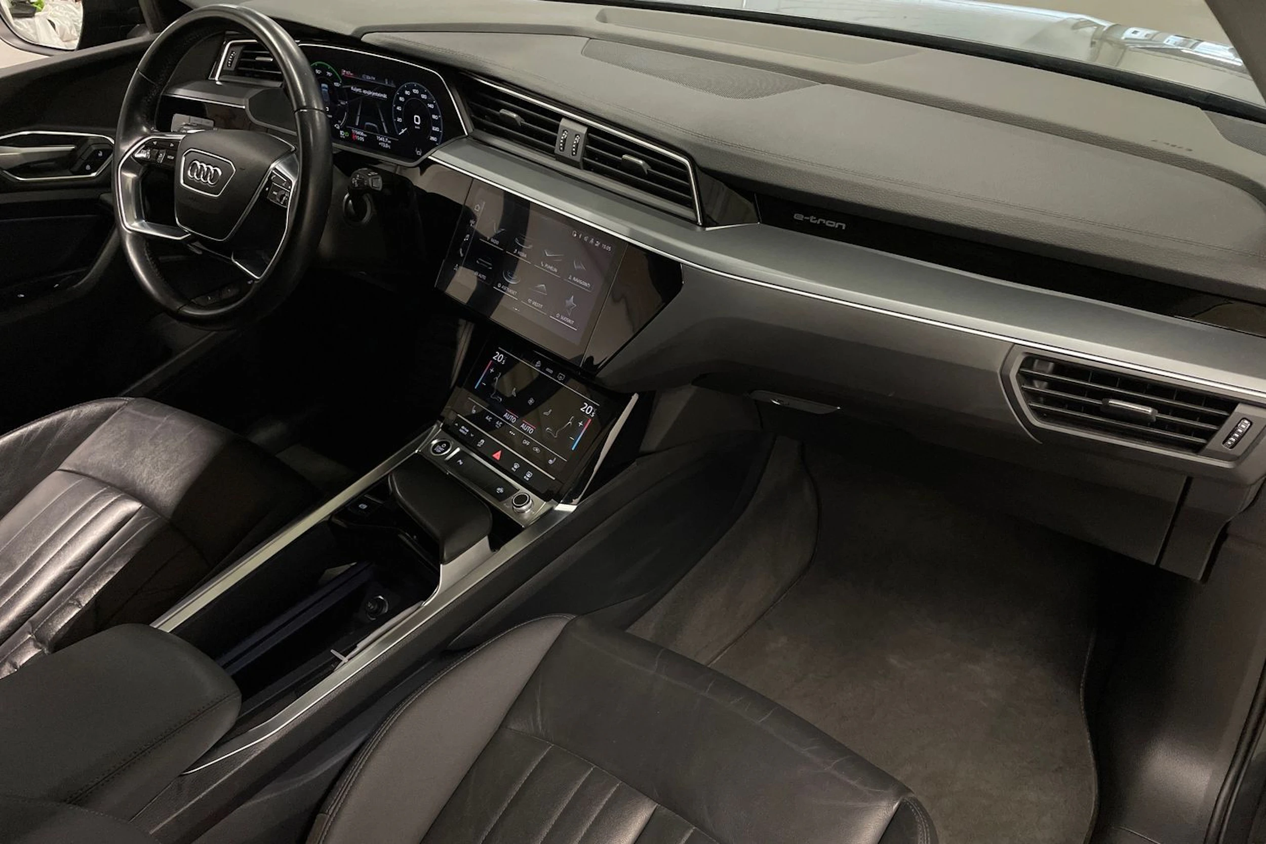 Harmaa Audi e-tron 2021 kuva 32.