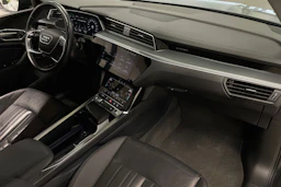 Harmaa Audi e-tron 2021 kuva 32.