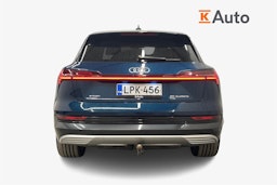 sininen Audi e-tron 2021 kuva 3.