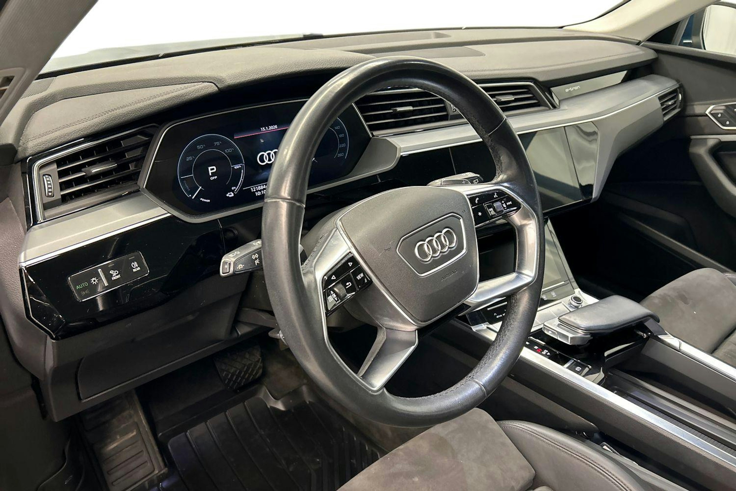 sininen Audi e-tron 2021 kuva 7.