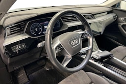 sininen Audi e-tron 2021 kuva 7.