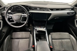 sininen Audi e-tron 2021 kuva 9.