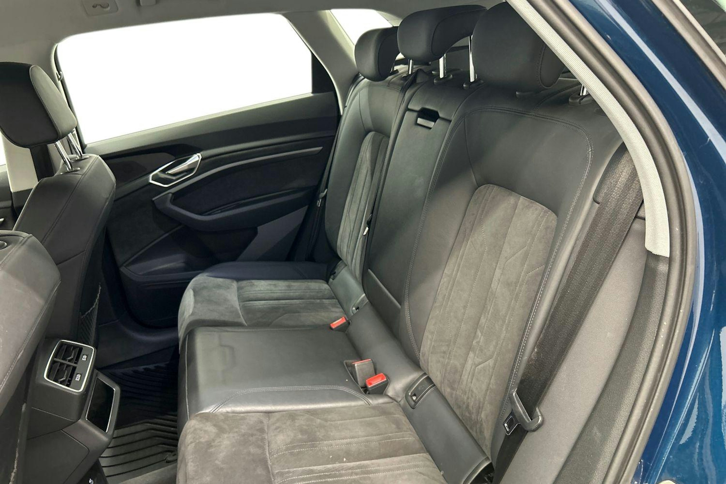 sininen Audi e-tron 2021 kuva 10.