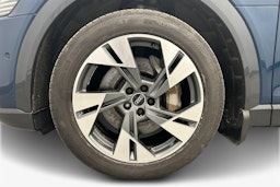 sininen Audi e-tron 2021 kuva 11.