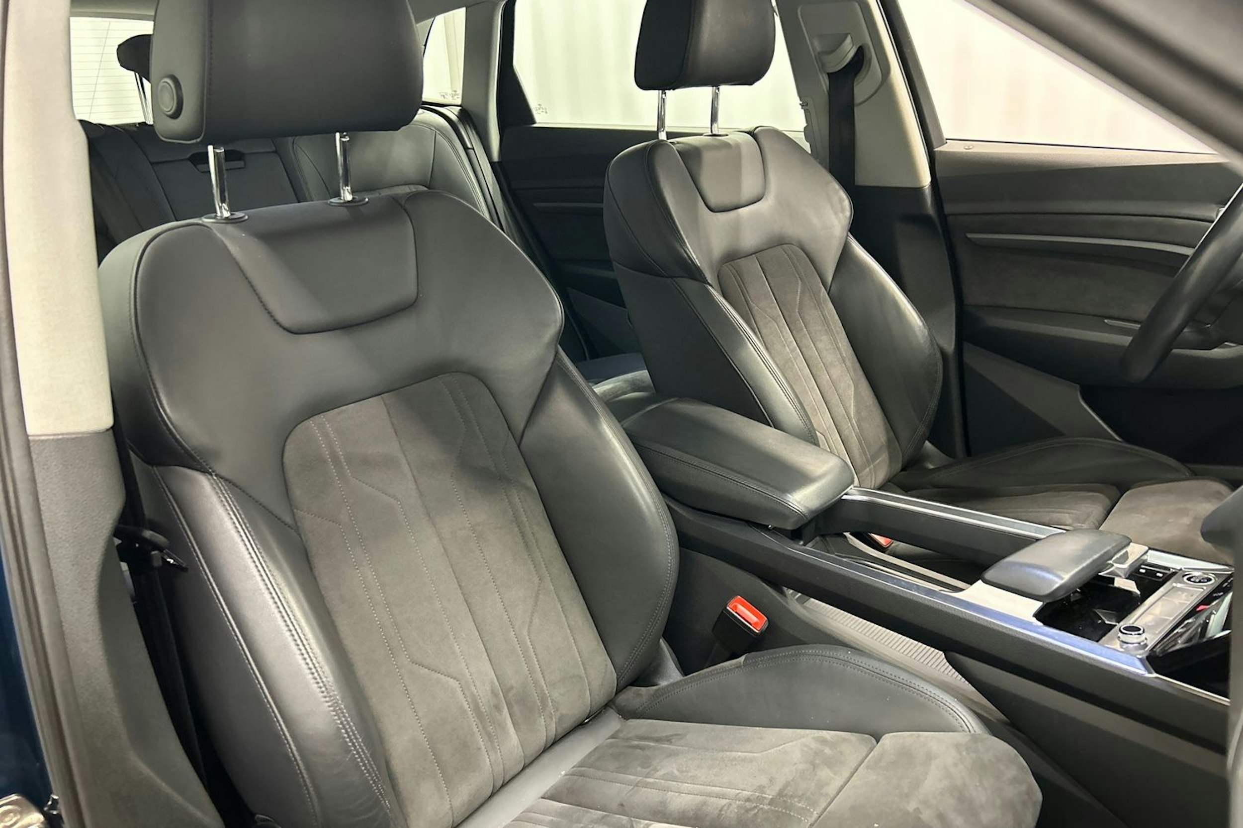 sininen Audi e-tron 2021 kuva 14.