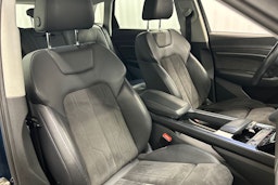 sininen Audi e-tron 2021 kuva 14.