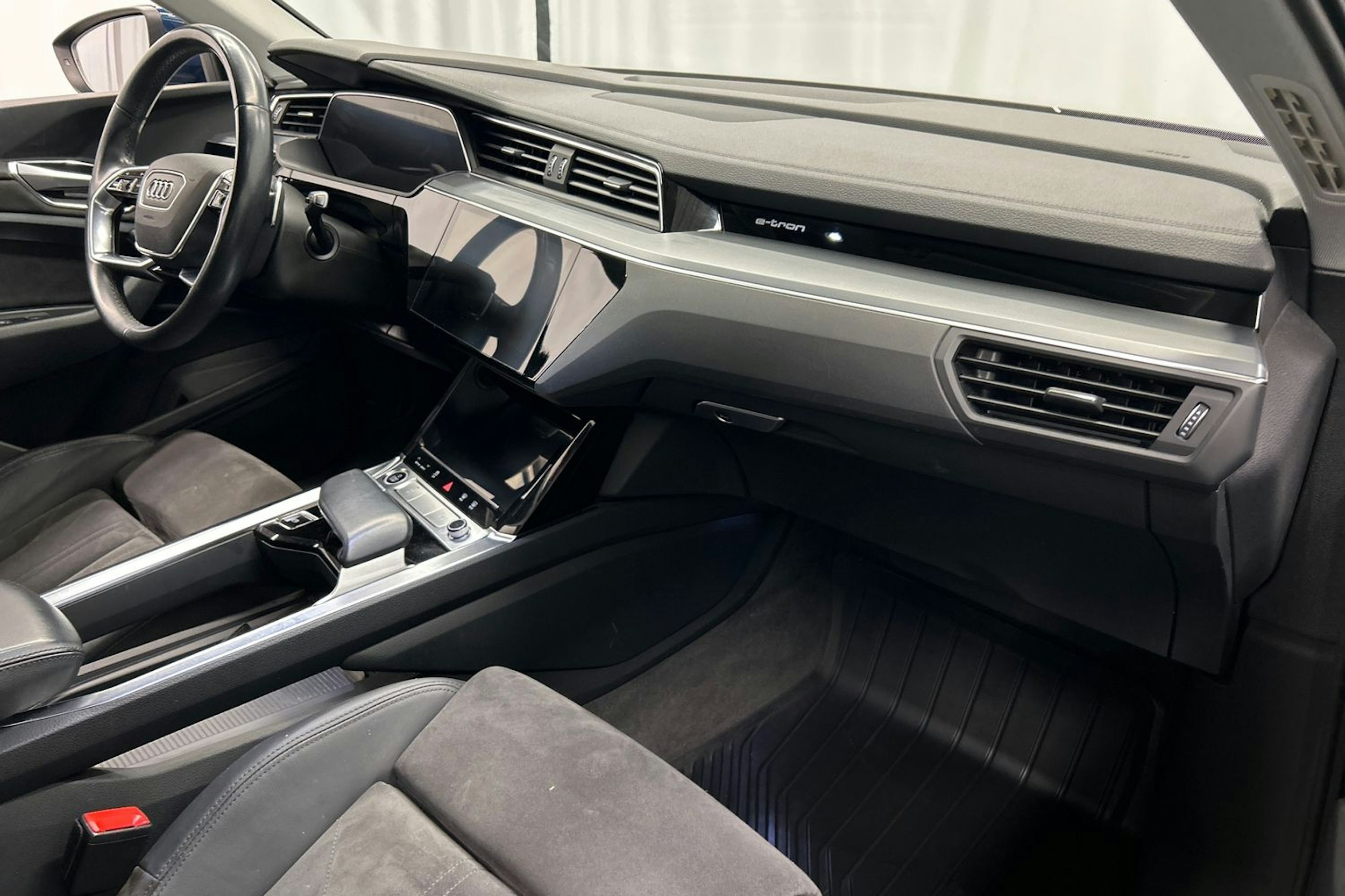 sininen Audi e-tron 2021 kuva 15.