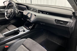 sininen Audi e-tron 2021 kuva 15.
