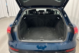 sininen Audi e-tron 2021 kuva 16.