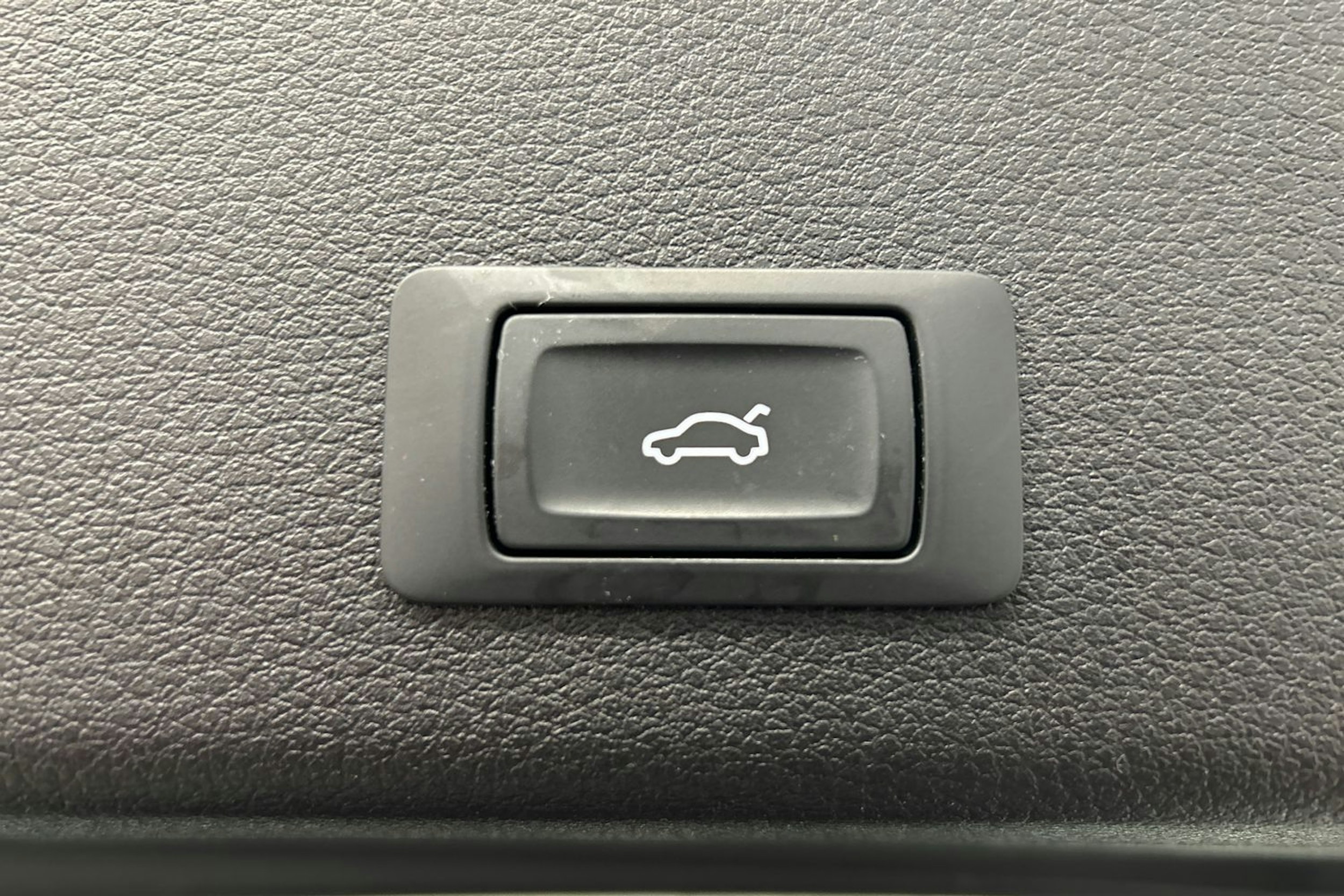 sininen Audi e-tron 2021 kuva 17.