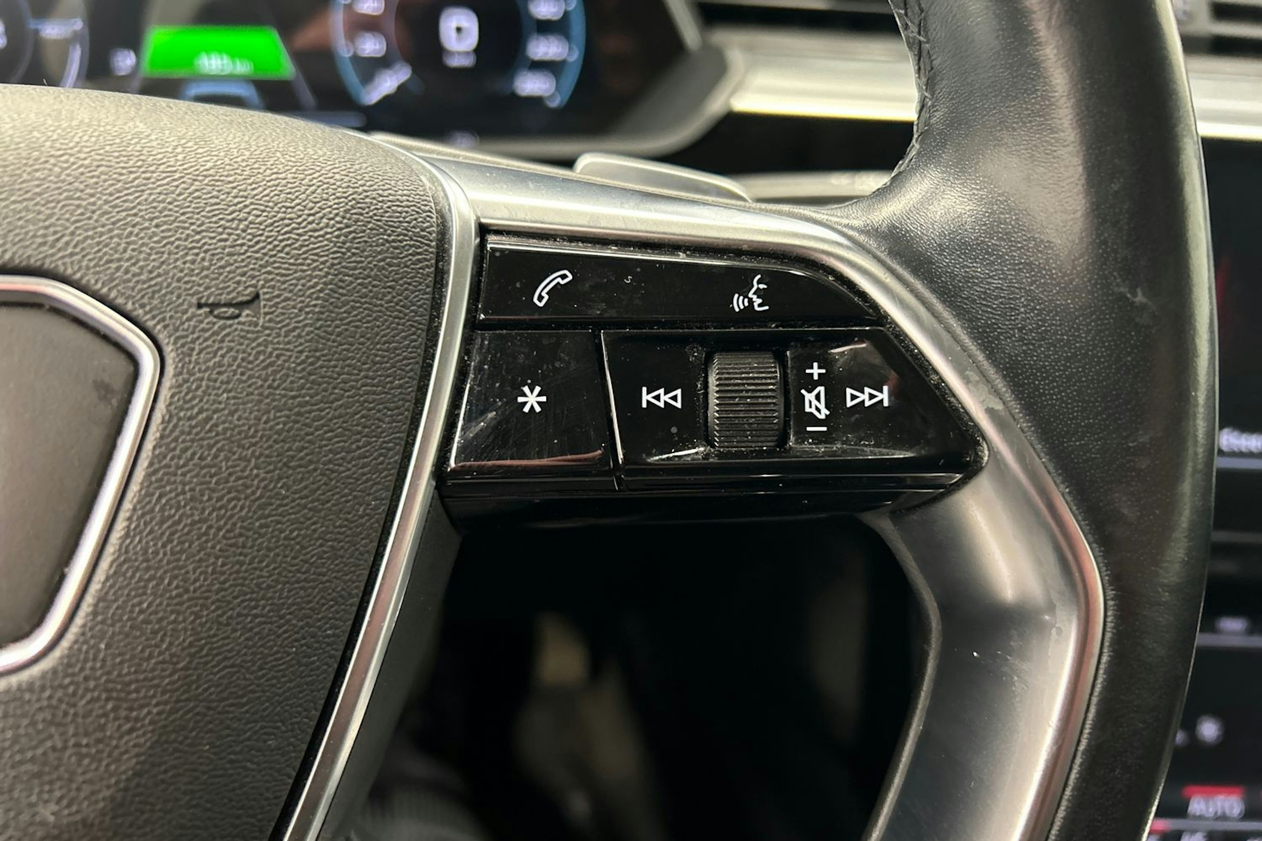 sininen Audi e-tron 2021 kuva 22.