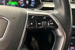 sininen Audi e-tron 2021 kuva 22.