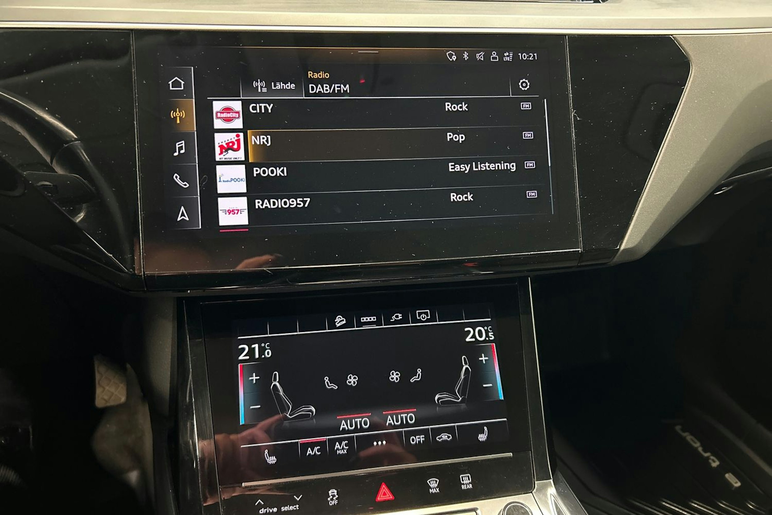 sininen Audi e-tron 2021 kuva 23.