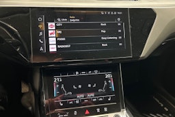 sininen Audi e-tron 2021 kuva 23.