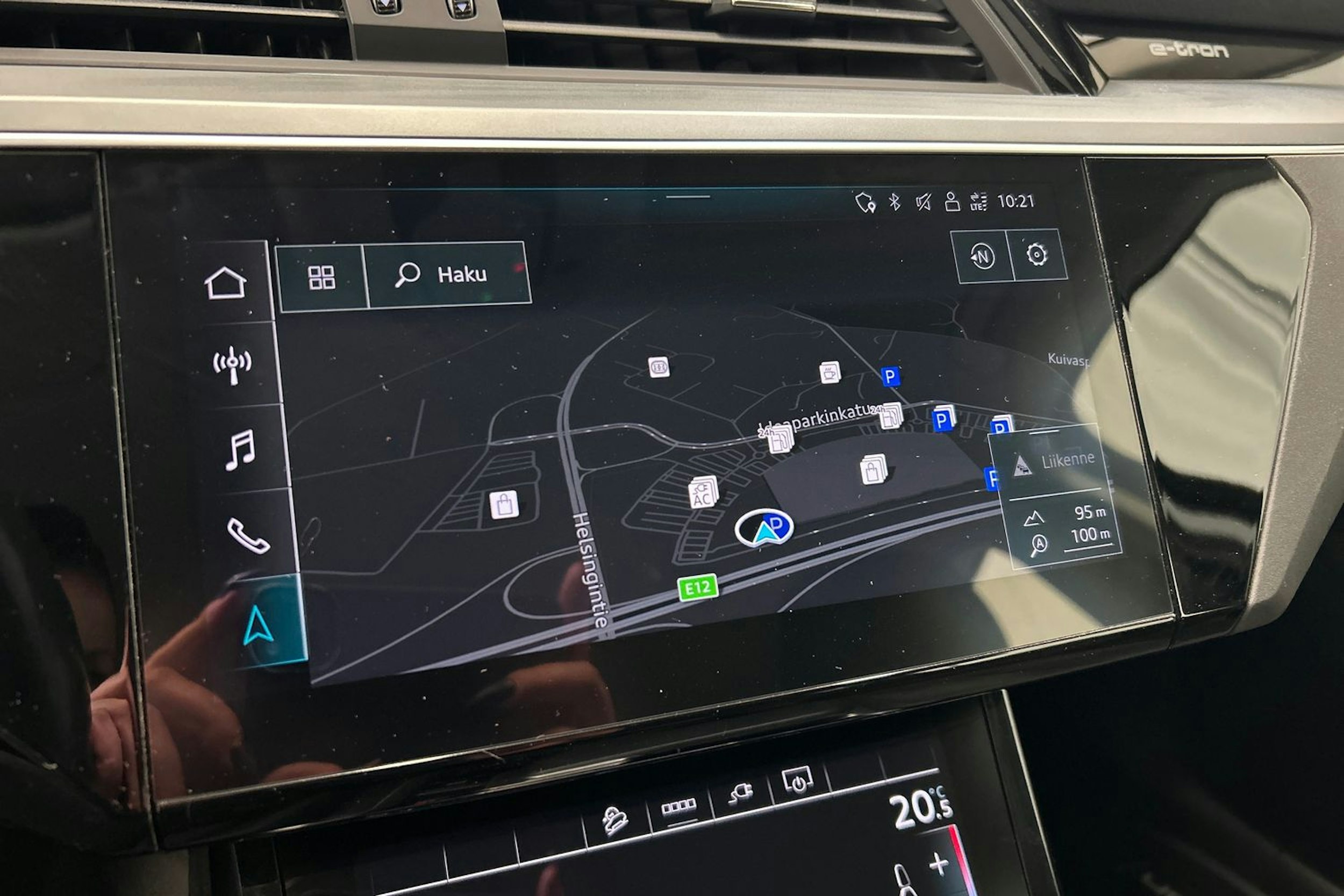 sininen Audi e-tron 2021 kuva 24.