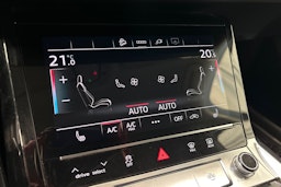 sininen Audi e-tron 2021 kuva 26.