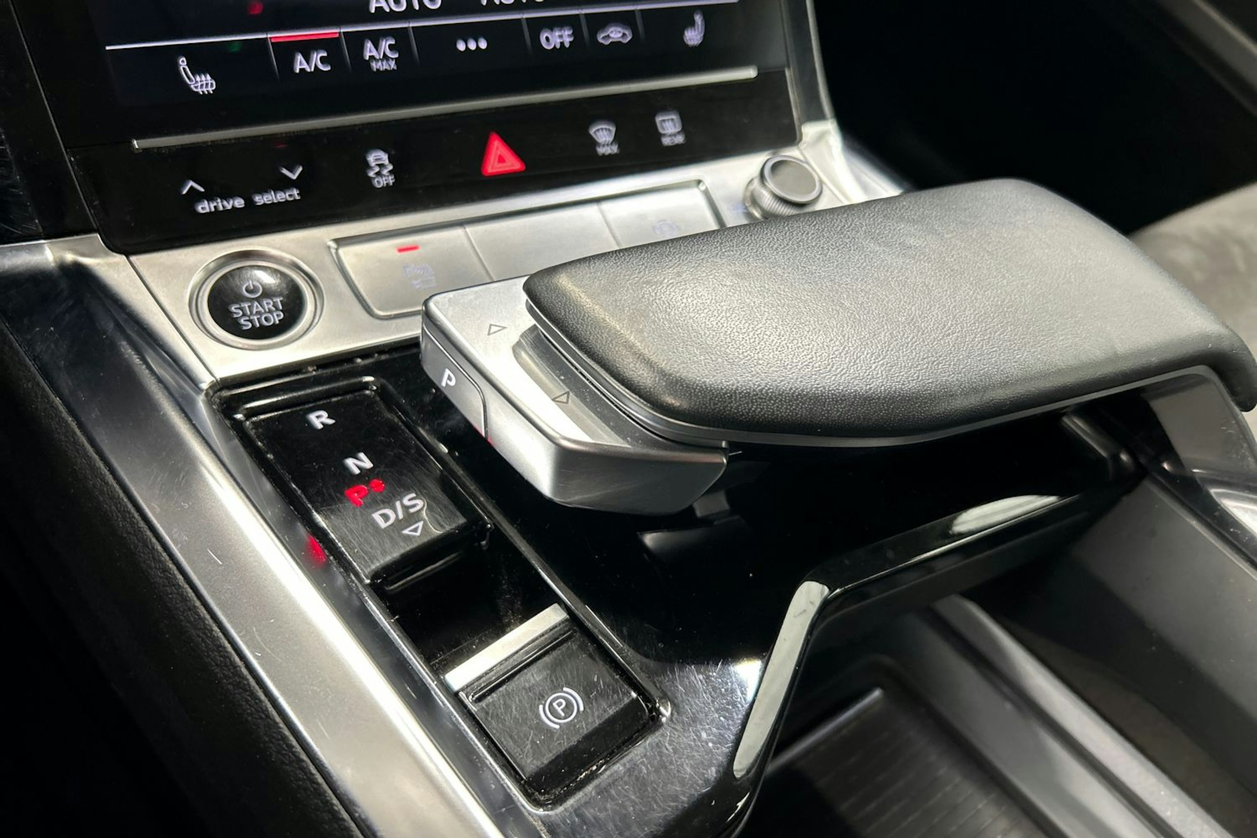 sininen Audi e-tron 2021 kuva 27.