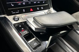 sininen Audi e-tron 2021 kuva 27.