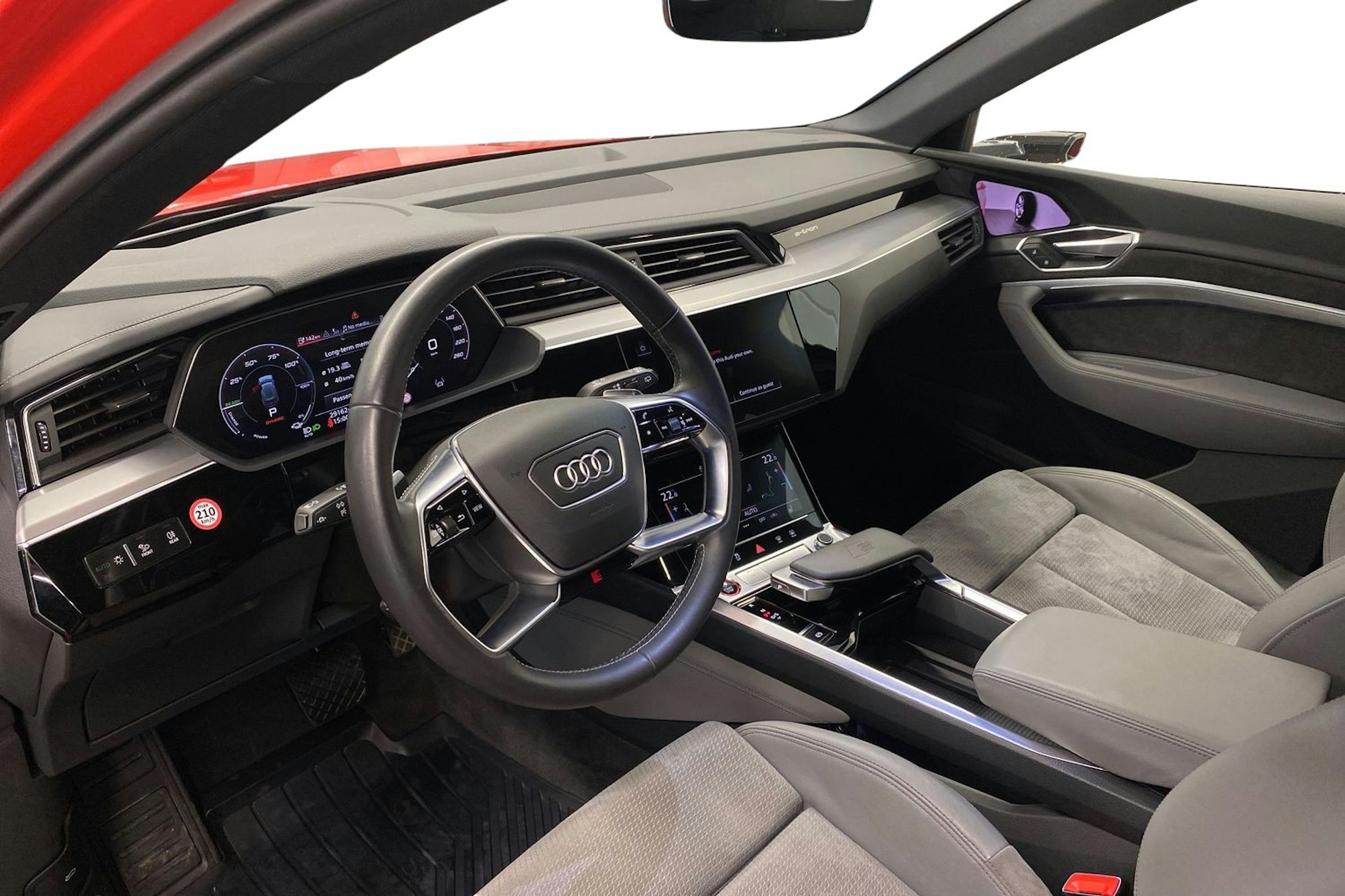 met. punainen Audi e-tron 2021 kuva 7.