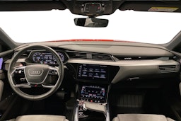 met. punainen Audi e-tron 2021 kuva 9.