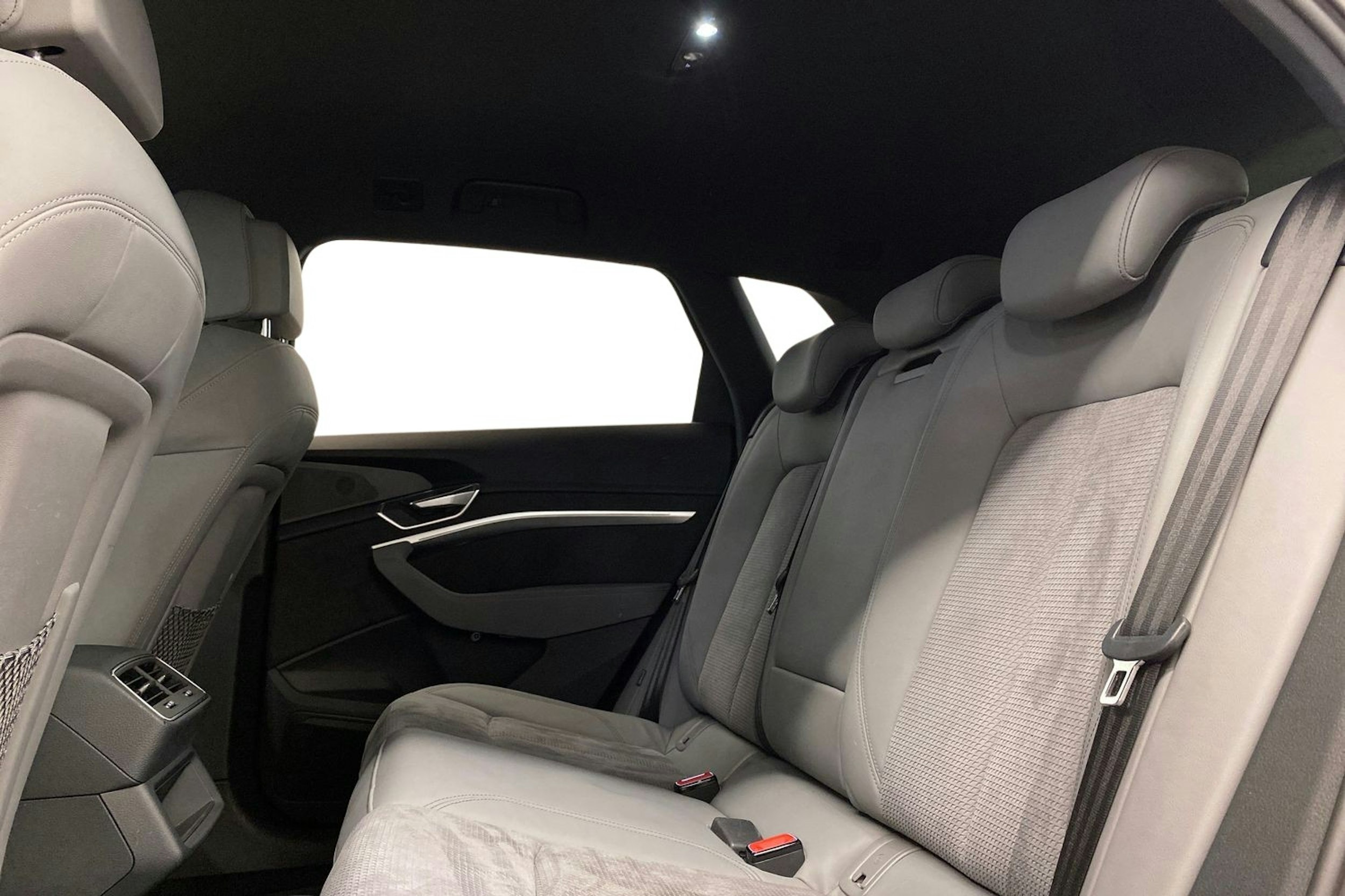 met. punainen Audi e-tron 2021 kuva 10.