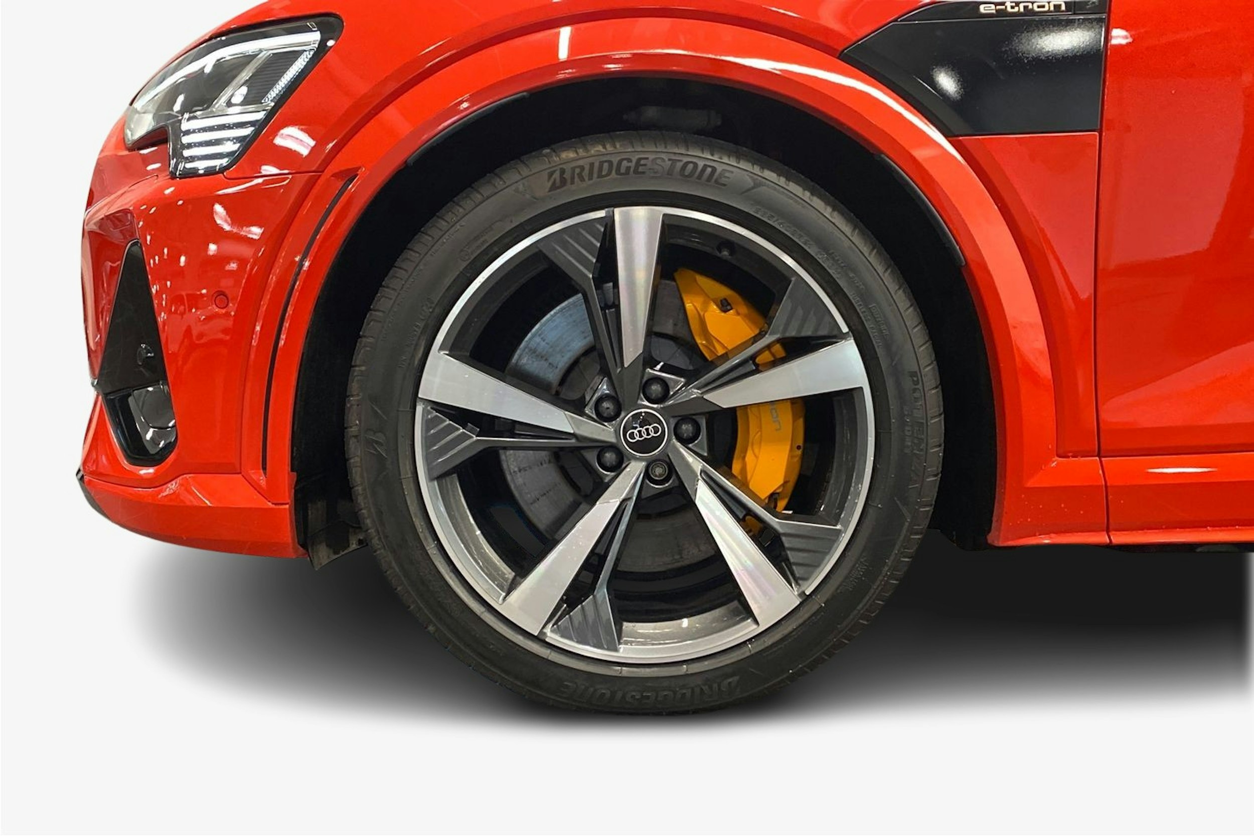 met. punainen Audi e-tron 2021 kuva 11.