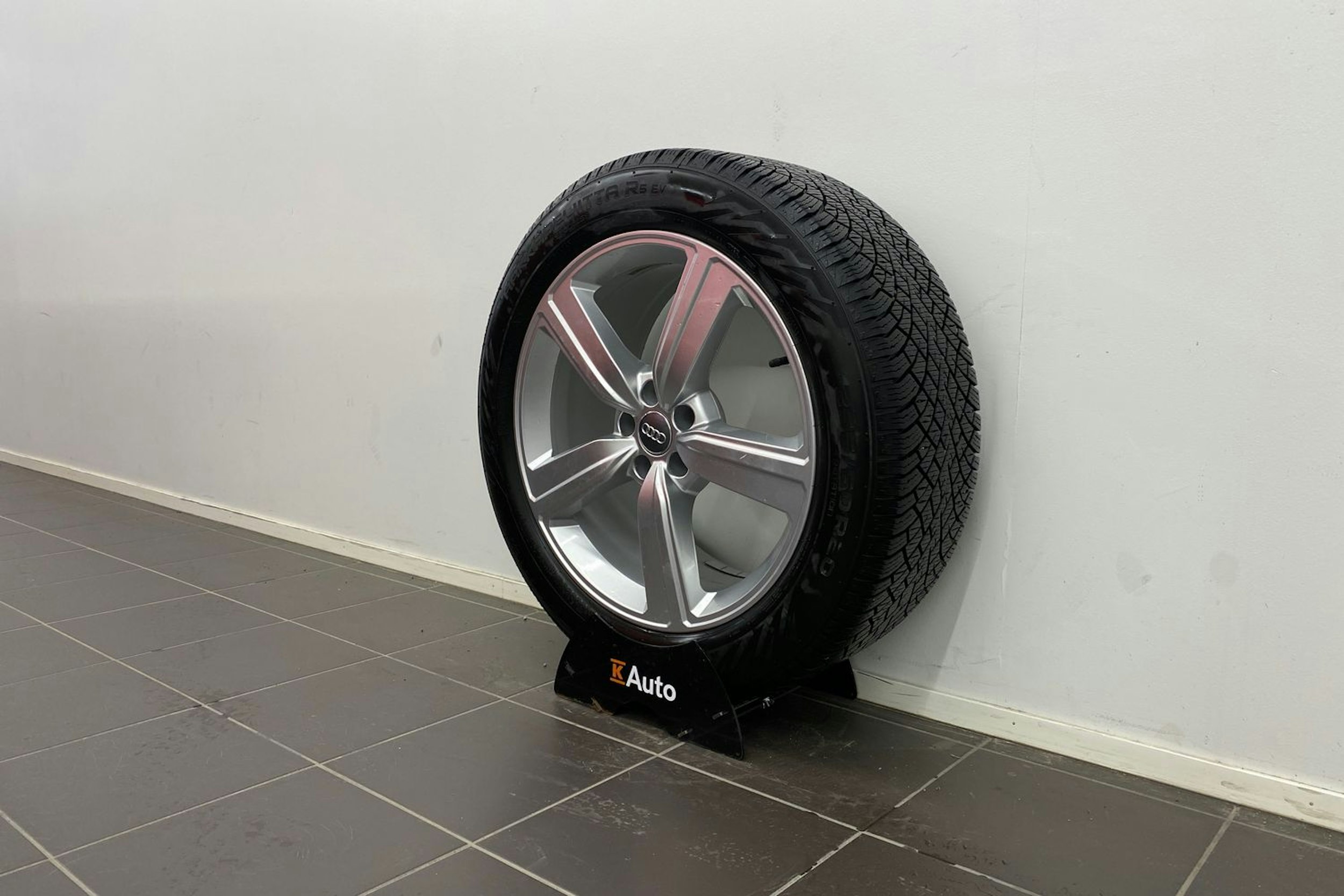 met. punainen Audi e-tron 2021 kuva 13.