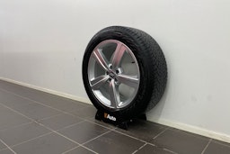 met. punainen Audi e-tron 2021 kuva 13.