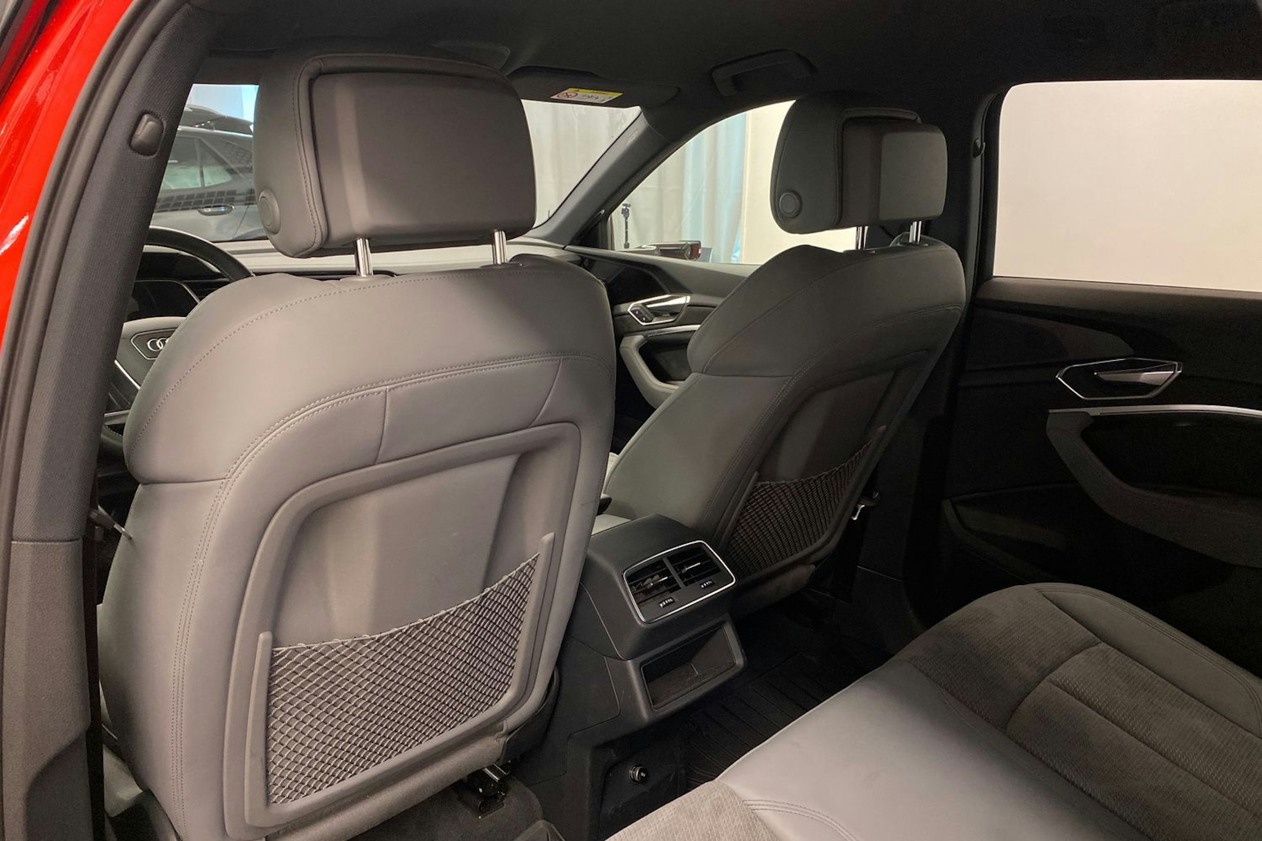 met. punainen Audi e-tron 2021 kuva 14.
