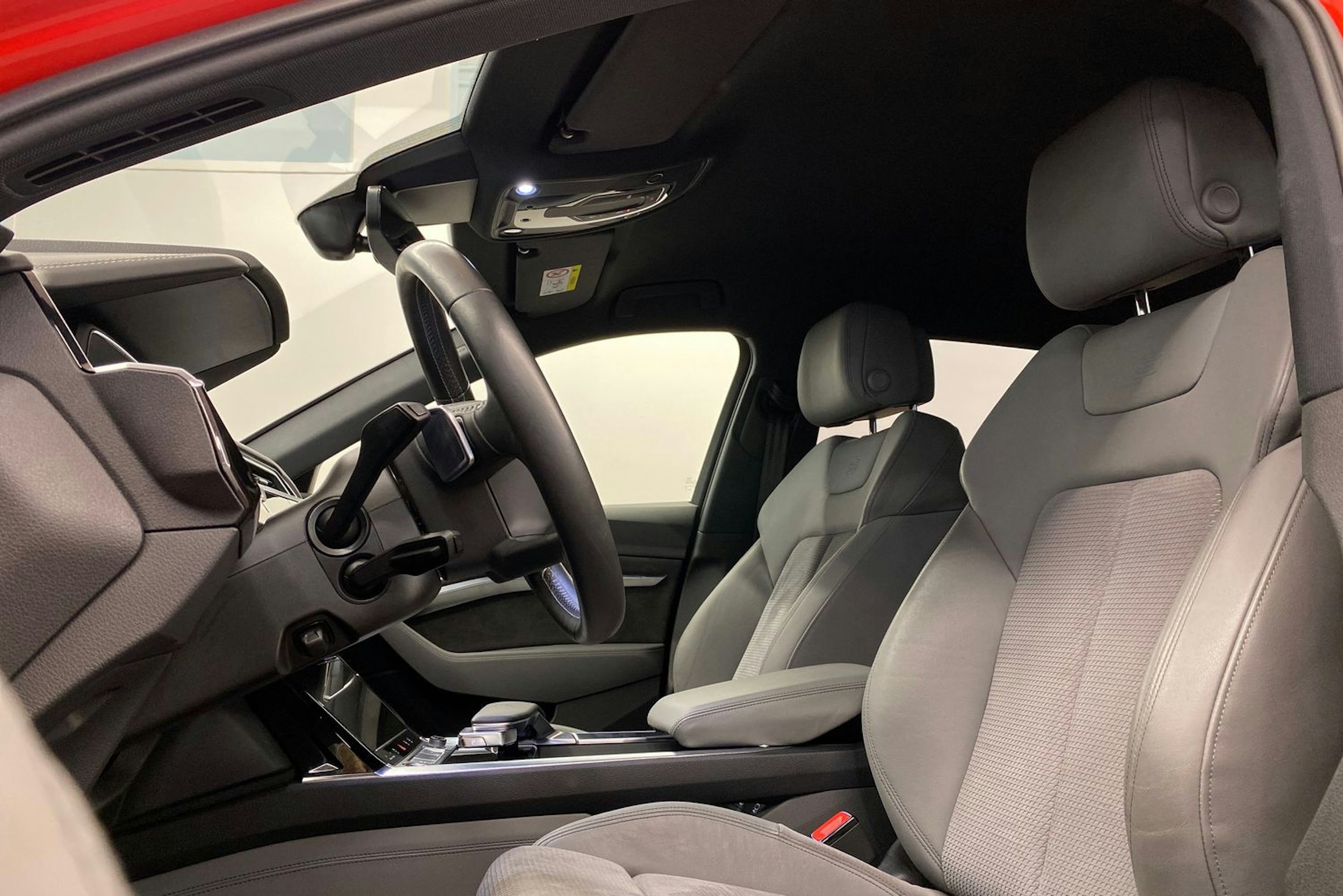 met. punainen Audi e-tron 2021 kuva 15.