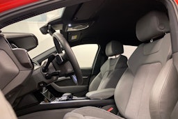 met. punainen Audi e-tron 2021 kuva 15.