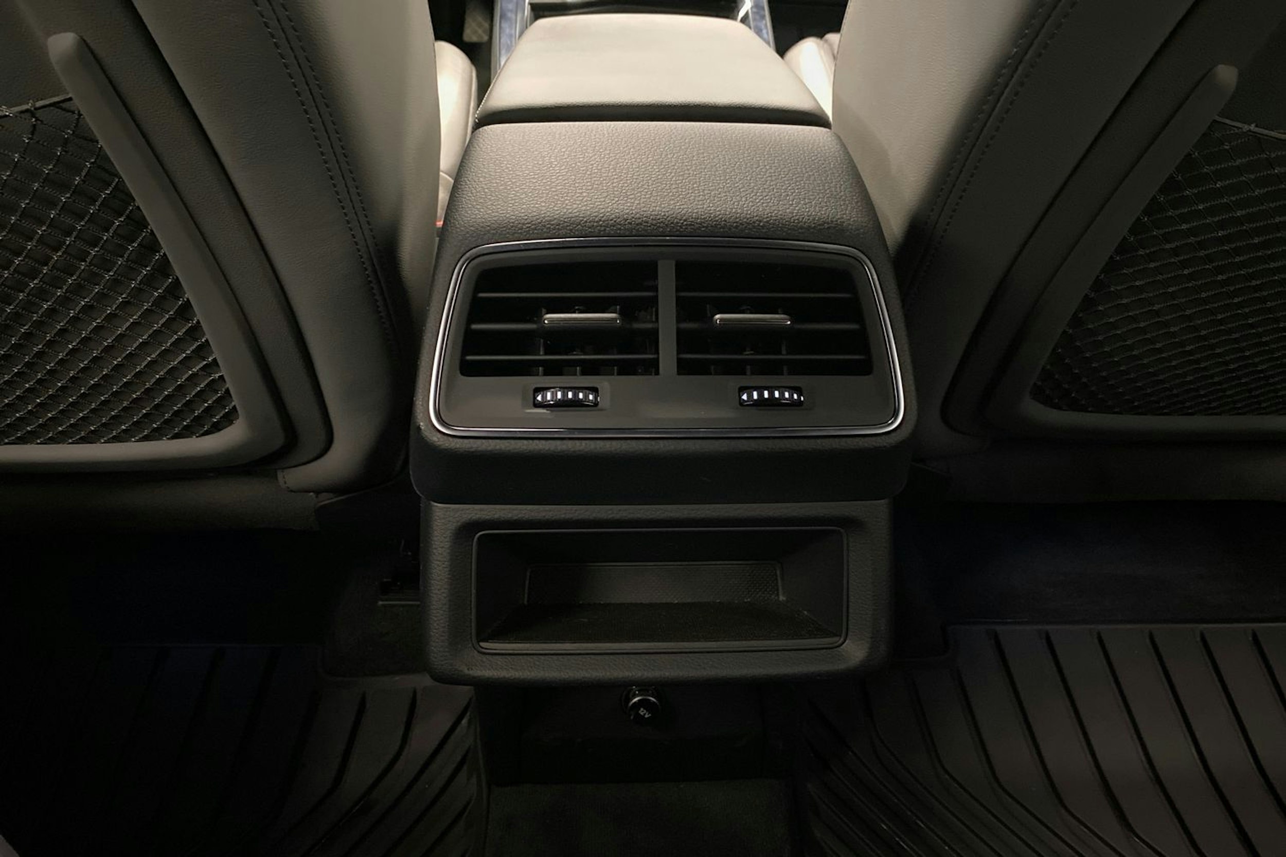 met. punainen Audi e-tron 2021 kuva 16.