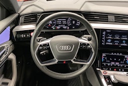 met. punainen Audi e-tron 2021 kuva 17.