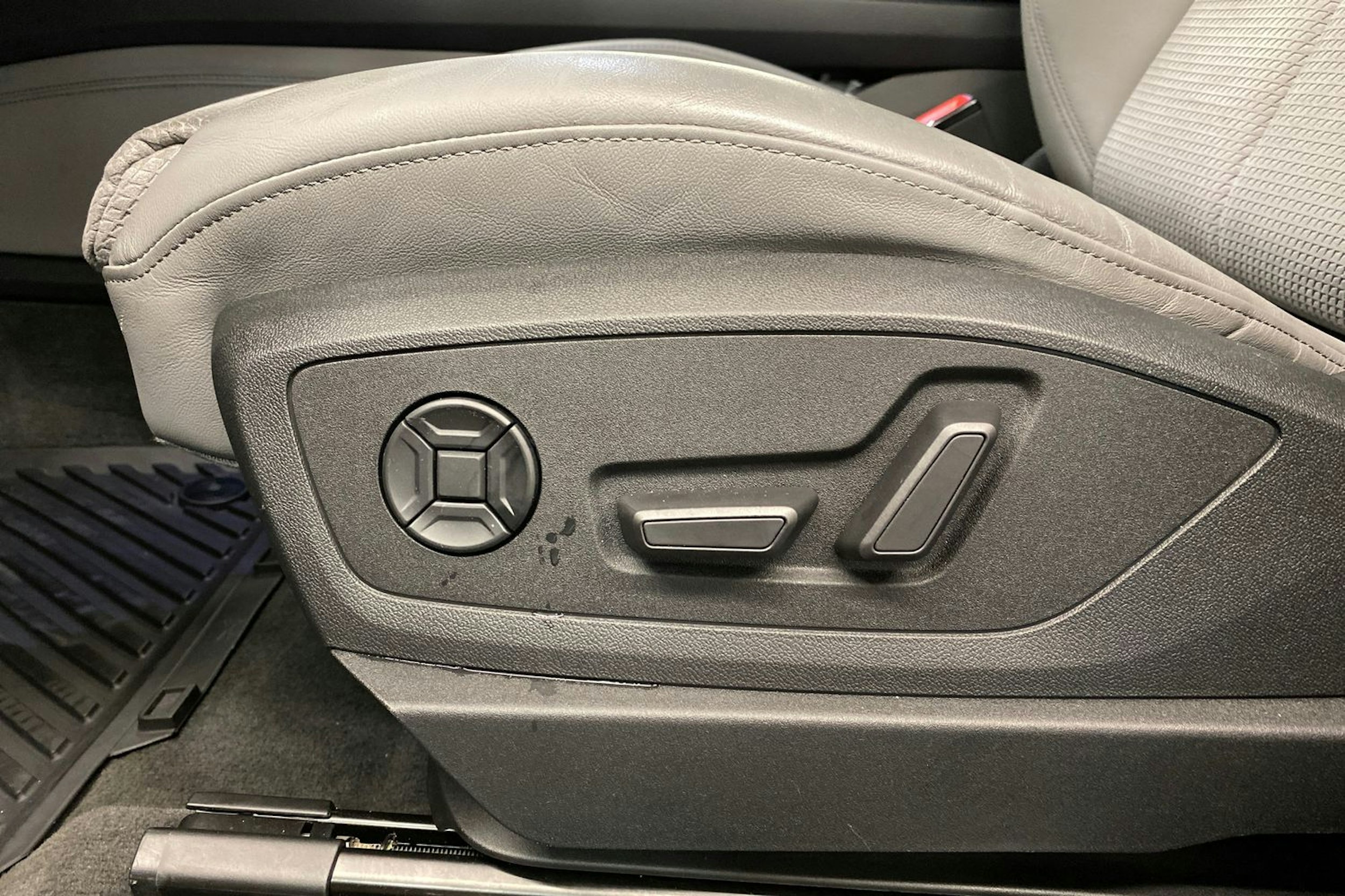 met. punainen Audi e-tron 2021 kuva 18.