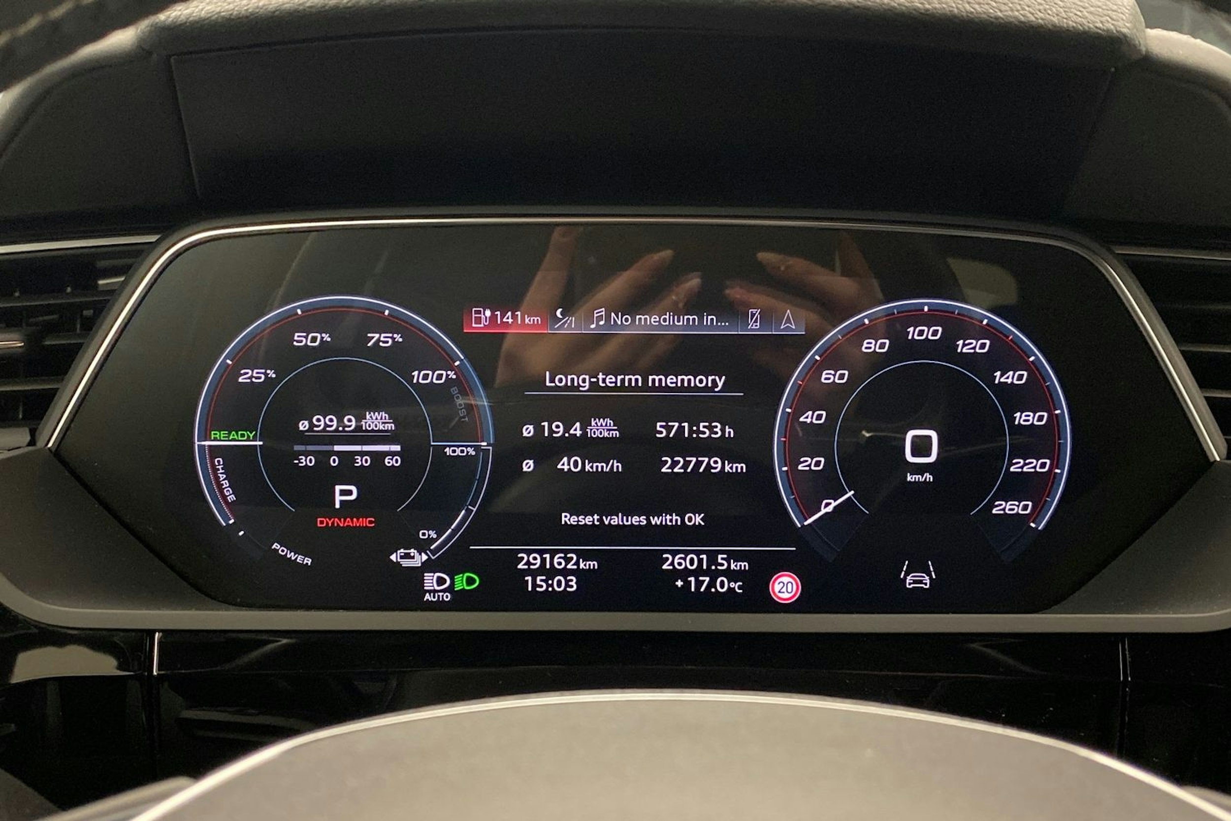met. punainen Audi e-tron 2021 kuva 19.