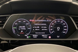 met. punainen Audi e-tron 2021 kuva 19.
