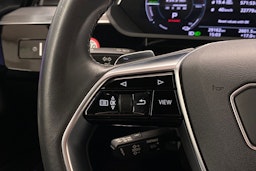 met. punainen Audi e-tron 2021 kuva 20.