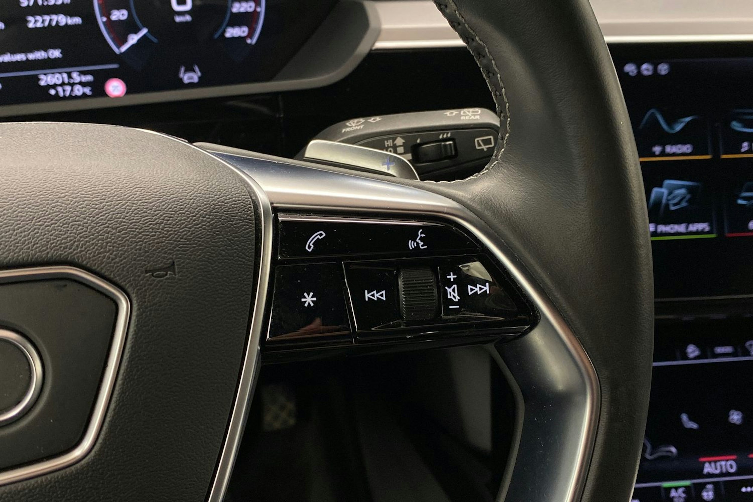 met. punainen Audi e-tron 2021 kuva 21.