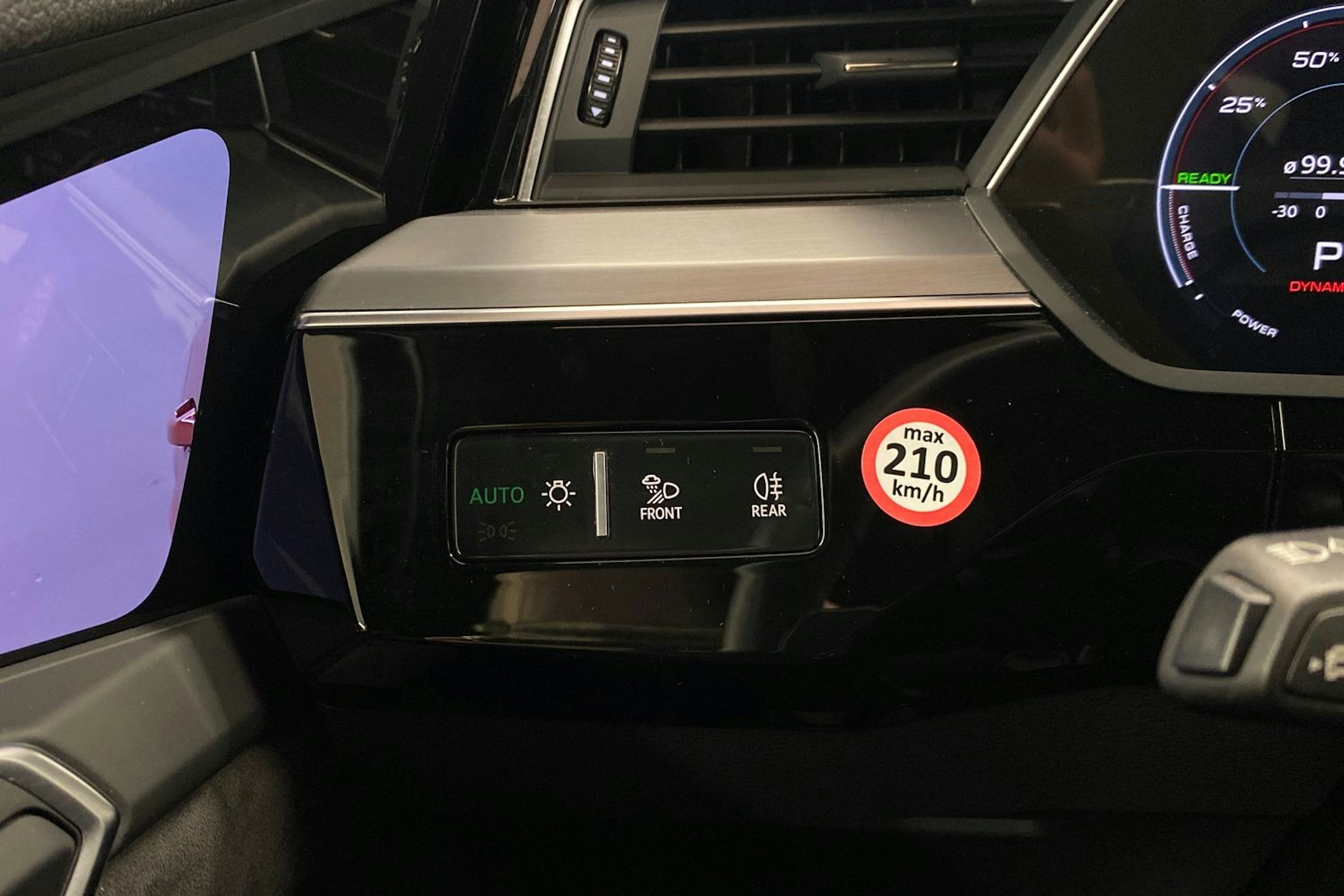 met. punainen Audi e-tron 2021 kuva 22.