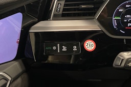 met. punainen Audi e-tron 2021 kuva 22.