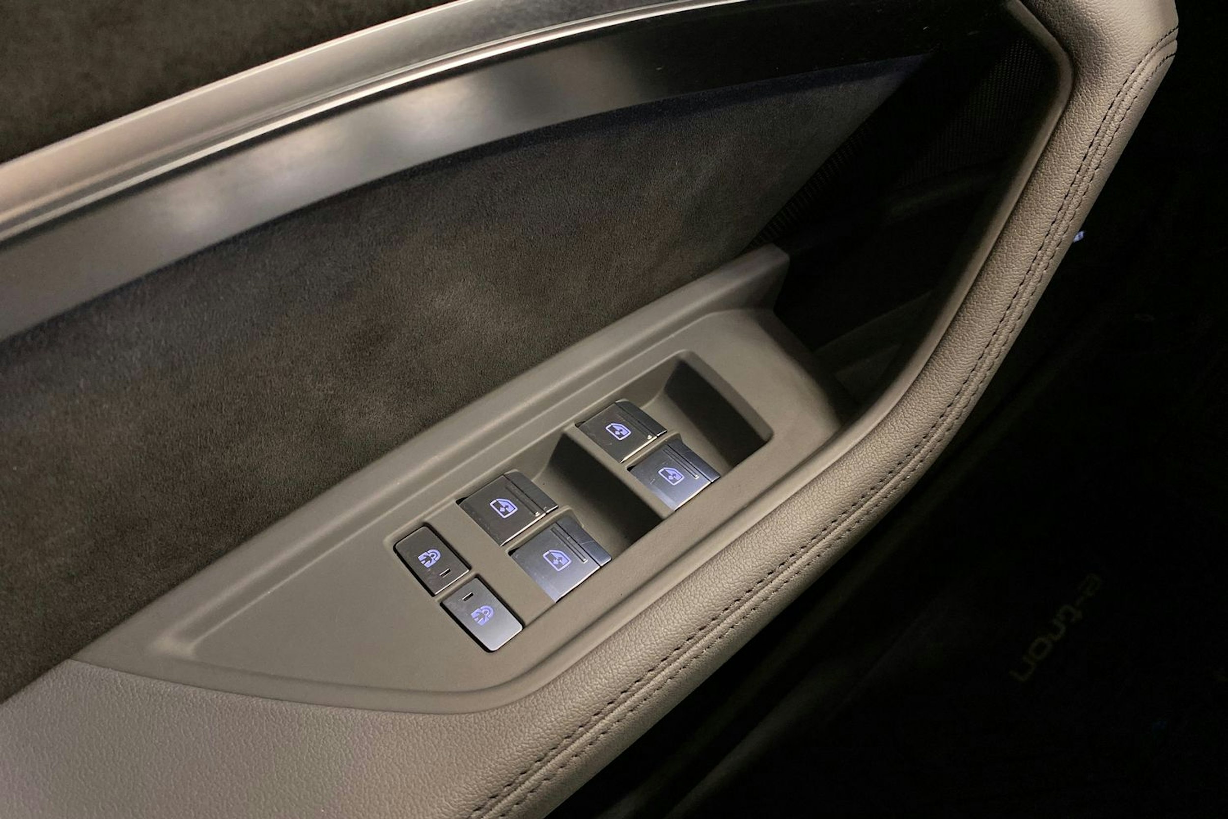 met. punainen Audi e-tron 2021 kuva 23.