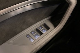 met. punainen Audi e-tron 2021 kuva 23.