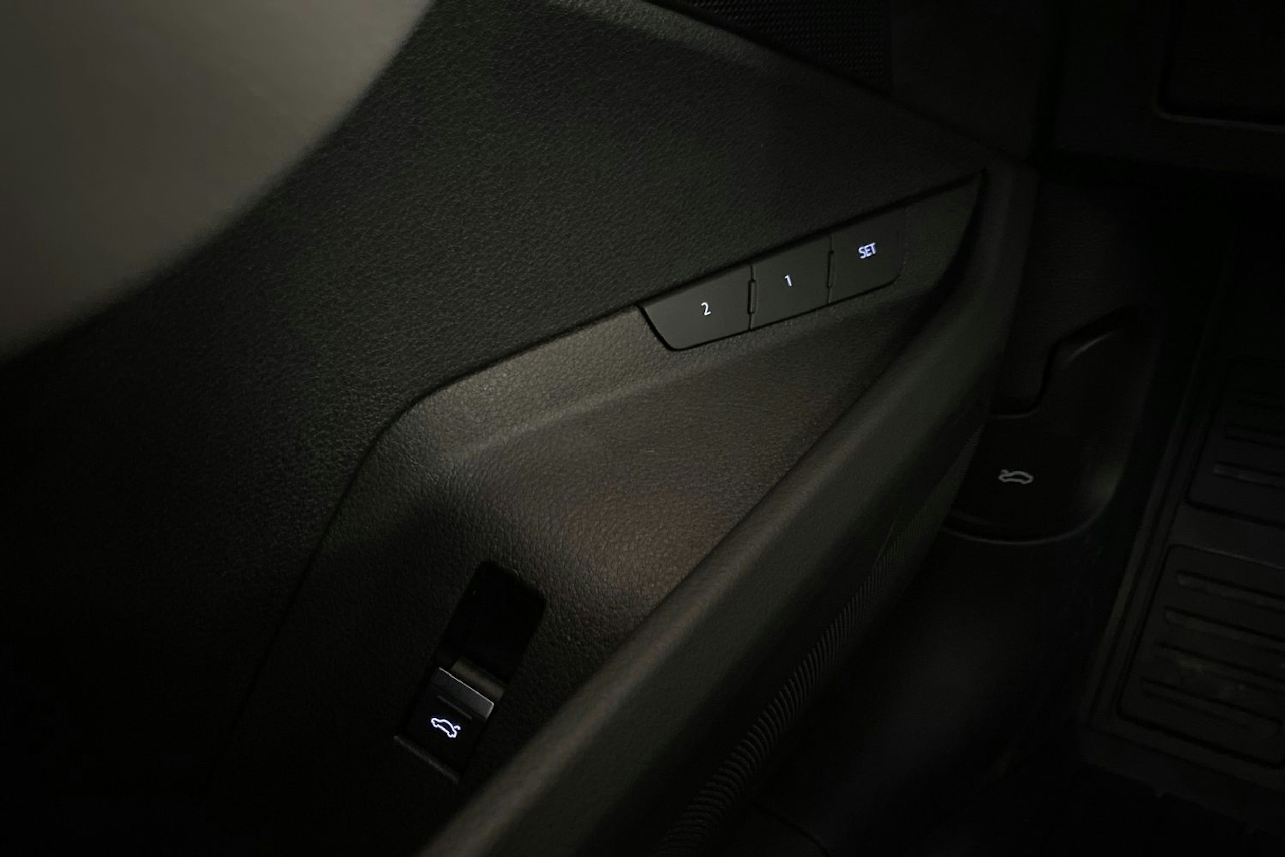 met. punainen Audi e-tron 2021 kuva 24.